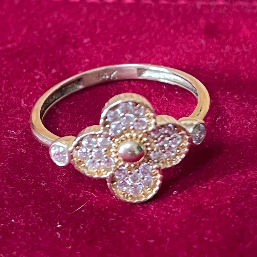 Clover ring size 6